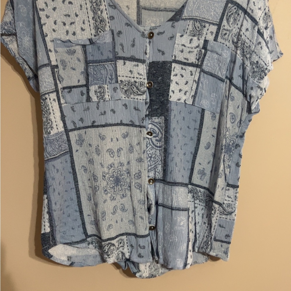 Maurices Gray and White Boxy Short Sleeve Blouse